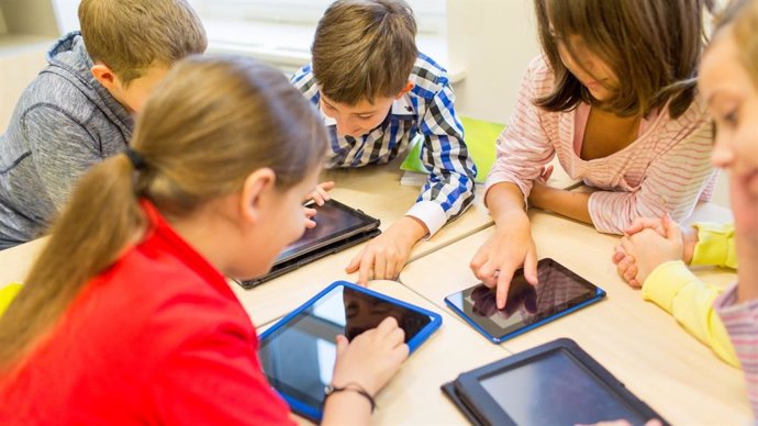 El 83% de familias considera que en los colegios falta educación sobre el uso responsable de pantallas