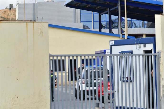 Archivo - Agentes de la Policía Nacional y de la Guardia Civil en las inmediaciones de la frontera del Tarajal en una imagen de archivo