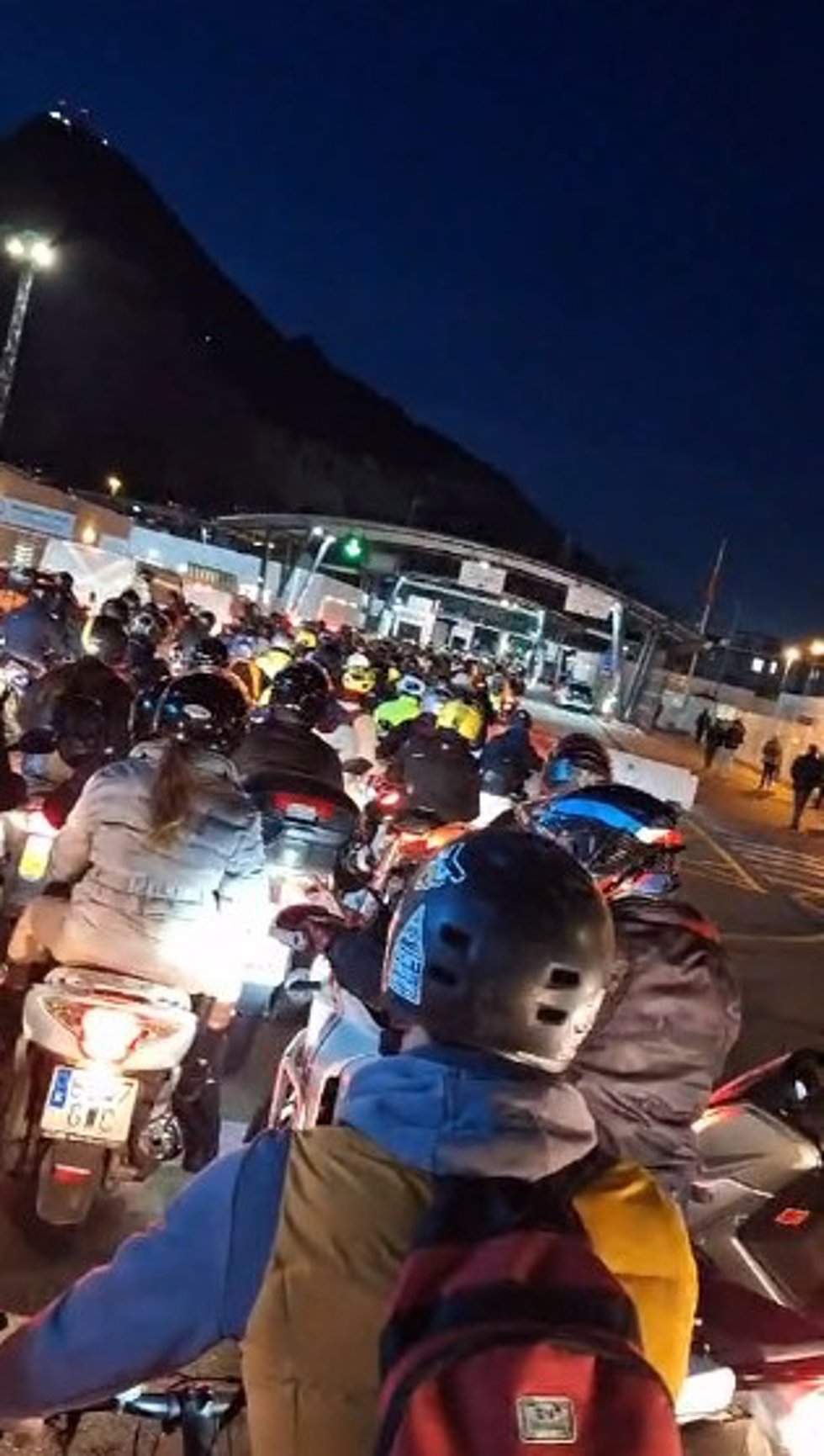 Colas de vehículos de dos ruedas para entrar en Gibraltar en la mañana del 15 de enero.