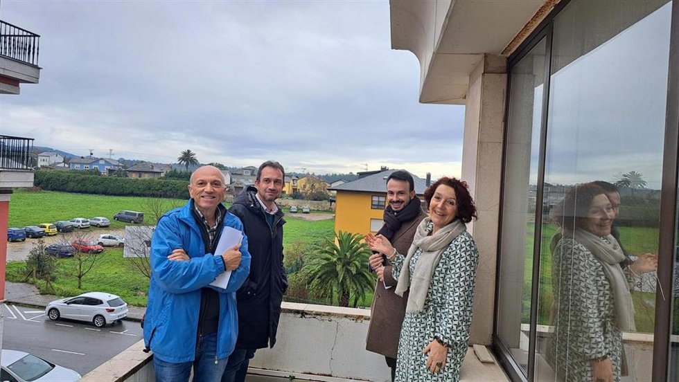 El consejero de Ordenación de Territorio, Urbanismo, Vivienda y Derechos Ciudadanos, Ovidio Zapico, durante su encuentro con la alcaldesa de El Franco y presidenta de la Federación Asturiana de Concejos (FACC), Cecilia Pérez, y el director general de Vi