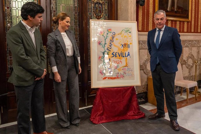 El alcalde de Sevilla, José Luis Sanz (d), junto al director de la Bienal Luis Ybarra (i) durante la presentación del cartel para la Bienal de Flamenco