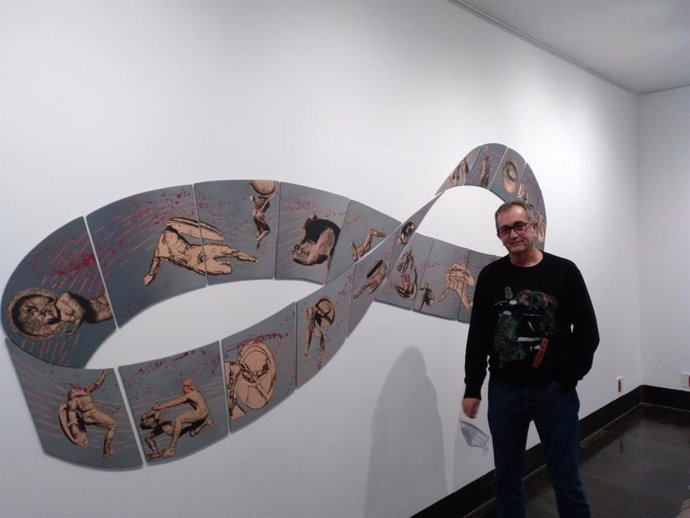 El artista grabador Carlos Pérez pone el broche final a la X Bienal Iberoamericana de Cáceres