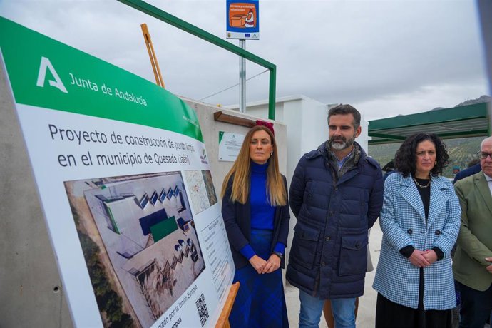El consejero de Sostenibilidad, Medio Ambiente y Economía Azul, Ramón Fernández-Pacheco, (2D) junto a la alcaldesa de Quesada, Yolanda Marcos Alcalá (D) durante al inauguración del nuevo punto limpio (Foto de archivo).