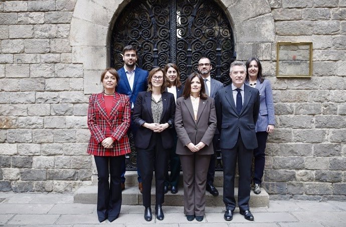 La consellera Meritxell Serret al costat de la ministra andorrana Imma Tor i altres participants en la reunió d'aquest dimarts a Barcelona