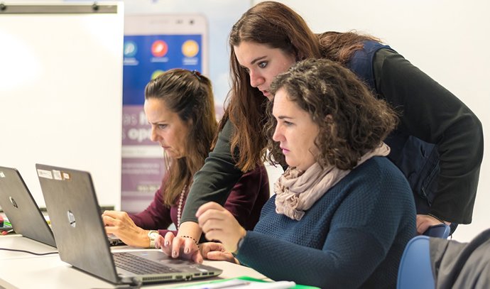 Junta de Andalucía destina 8,7 millones para la formación digital de unos 30.000 vecinos del ámbito rural