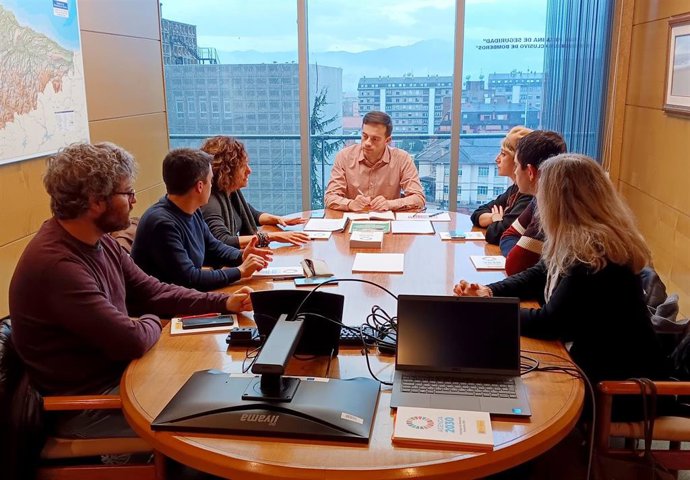El director general de Agenda 2030, Juan Ponte, durante la reunión con la catedrática de Derecho Administrativo y directora de la cátedra Concepción Arenal, María Rosa Alonso, y varios representantes de su comisión permanente.