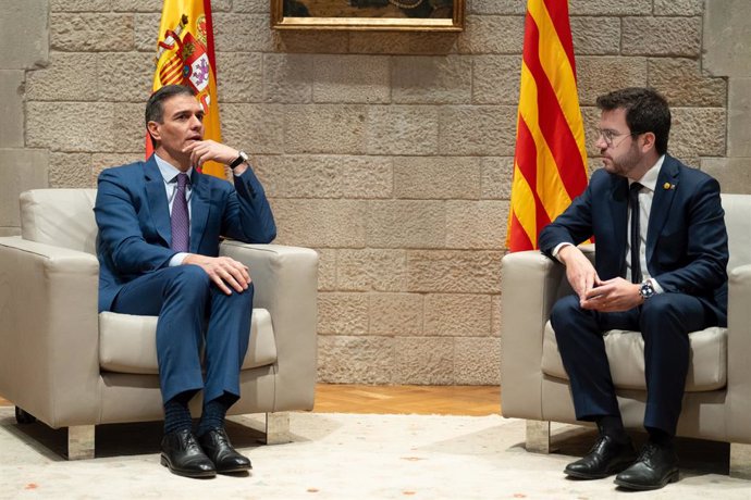 El presidente del Gobierno, Pedro Sánchez (i), y el president de la Generalitat de Catalunya, Pere Aragons (d), se reúnen en el Palau de la Generalitat, a 21 de diciembre de 2023, en Barcelona, Catalunya (España). Este es el primer encuentro entre ambo