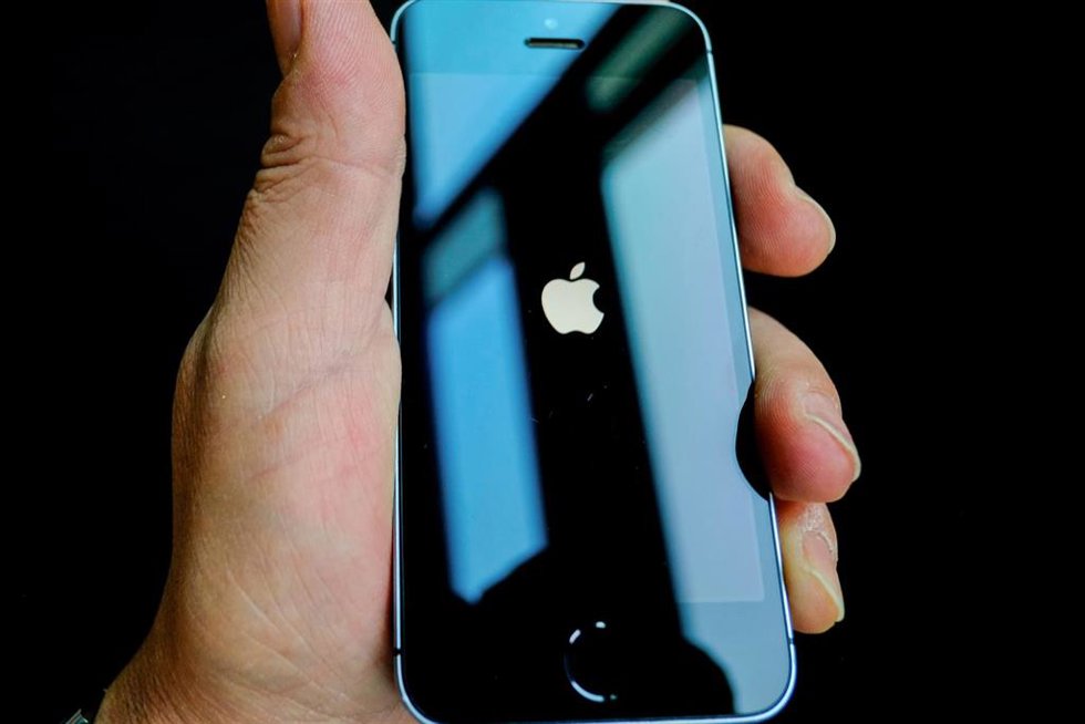Archivo - Logo de Apple reflejado en una pantalla de teléfono móvil