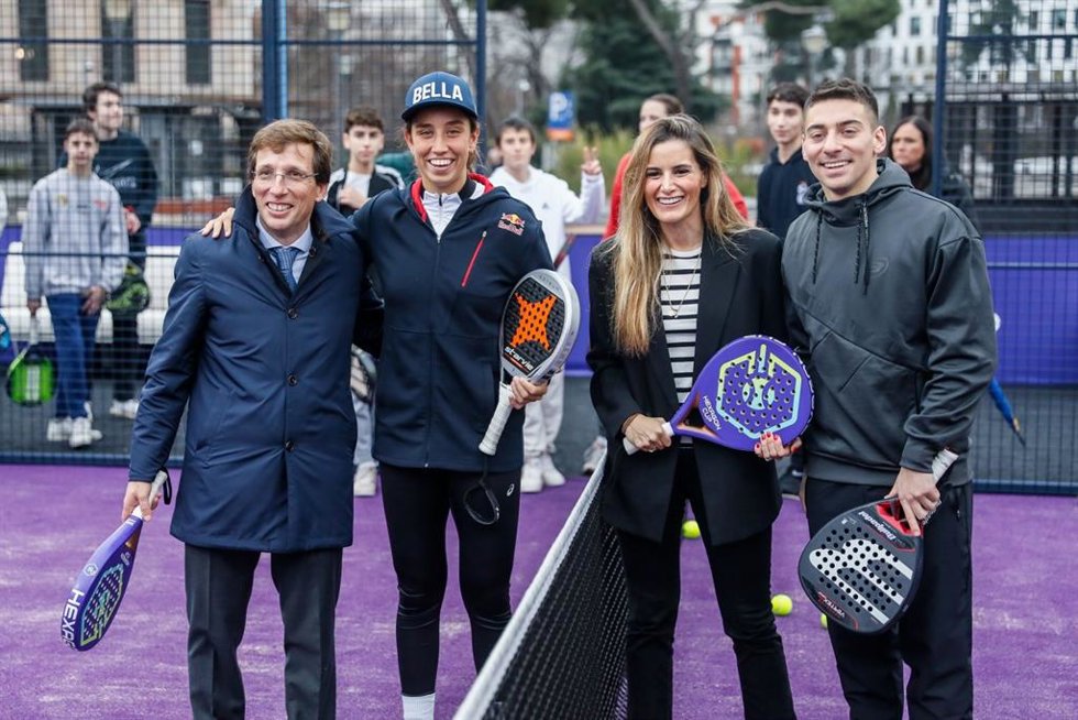 El alcalde de Madrid, José Luis Martínez-Almeida; la concejala de Deportes, Sonia Cea; y los jugadores Bea González y Martin di Nenno inauguran una pista de la Hexagon Cup en Madrid.