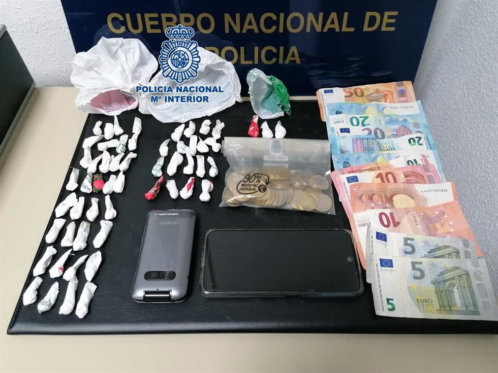 Archivo - Envoltorios de cocaína, dinero y otros efectos intervenidos, en una imagen de archivo