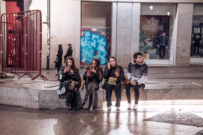 Varios jóvenes tras salir de fiesta en Madrid.