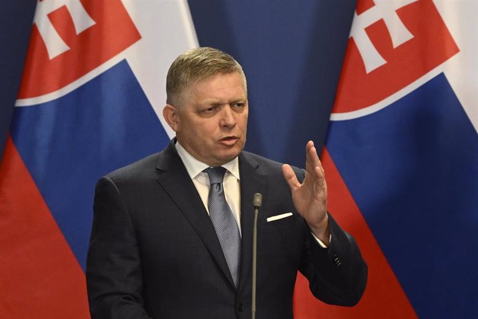 El primer ministro de Eslovaquia, Robert Fico, en Budapest durante una rueda de prensa con su homólogo húngaro, Viktor Orbán