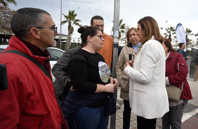La alcaldesa de València, María José Catalá, hablando con la representante de Orriols en lucha, Teresa Díaz, y otros vecinos del barrio.