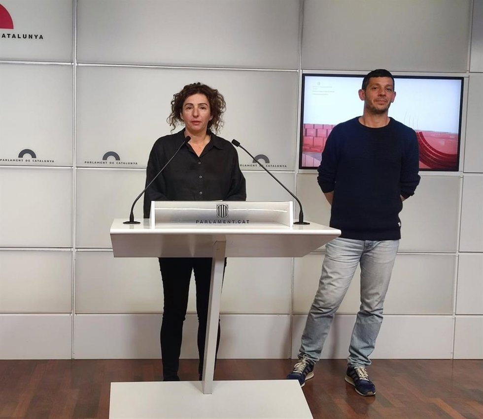 La presidenta de la CUP en el Parlament, Montserrat Vinyets, y el diputado de la CUP Xavier Pellicer