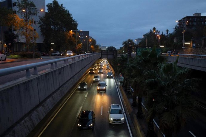 Archivo - Varios vehículos circulan en la Ronda de Dalt, a 30 de octubre de 2023, en Barcelona