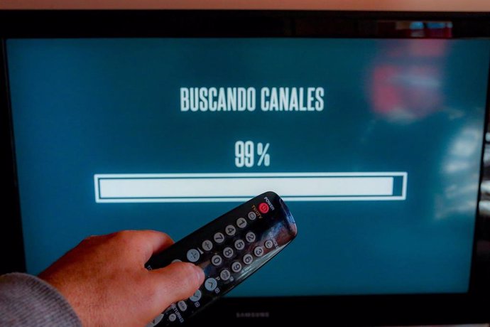 Archivo - Una persona utiliza su mando de la televisión para buscar canales, en Madrid (España), a 7 de octubre de 2020.