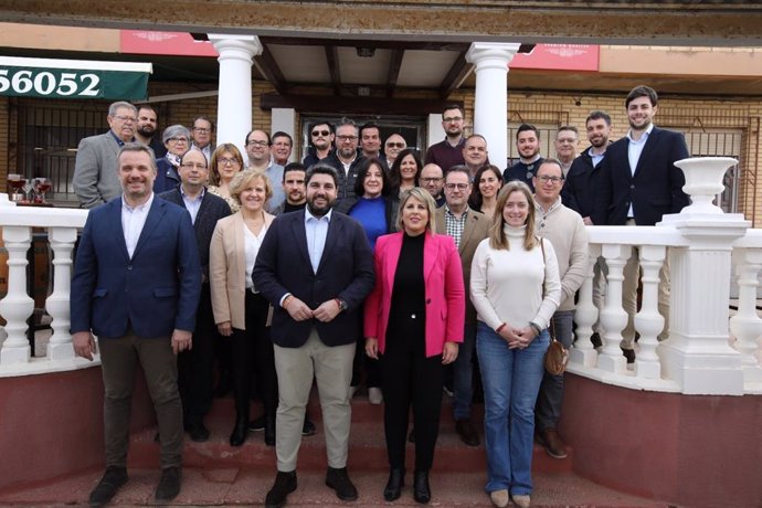 El presidente del PP de la Región de Murcia, Fernando López Miras, junto a Noelia Arroyo y a los presidentes de las doce juntas vecinales