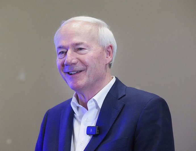 January 4, 2024, Sioux City, Iowa, USA: Former Arkansas governor ASA HUTCHINSON and 2024 Republican presidential candidate hopeful, makes a campaign stop at the Wheelhouse Bar and Grill in Sioux City, Iowa  Thursday Jan. 04, 2024, making visits across the