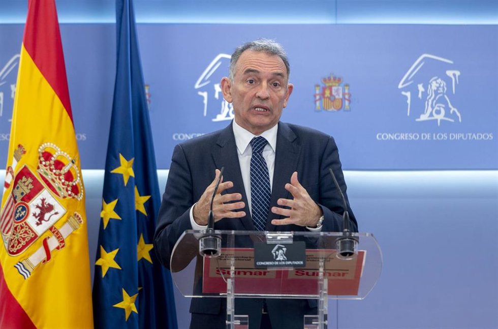 El secretario general del PCE en España, portavoz parlamentario de IU y diputado de Sumar, Enrique Santiago, ofrece una rueda de prensa en el Congreso de los Diputados, a 12 de enero de 2024, en Madrid (España).
