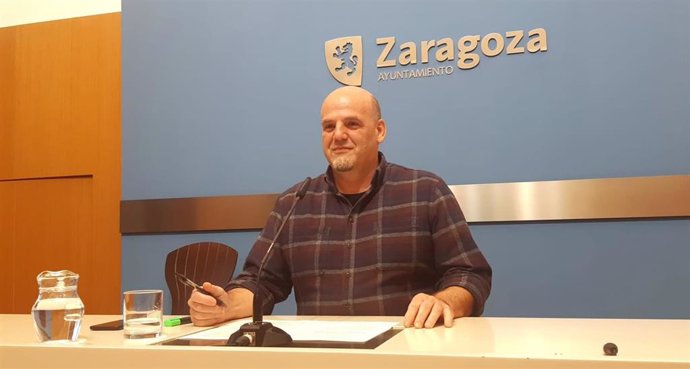 Archivo - El concejal de ZeC, Suso Domíguez, en rueda de prensa