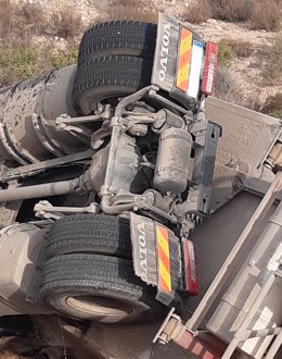 Un hombre de 42 años resulta herido al caer el camión que conducía por un barranco en la pedanía El Cocón de Águilas (Murcia)