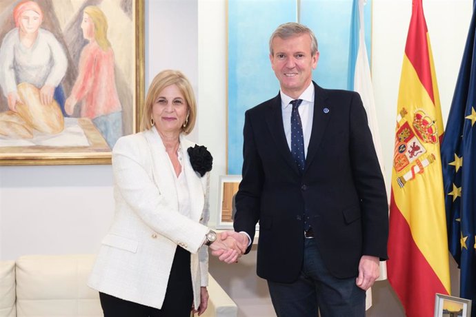 La presidenta de la FEMP, María José García Pelayo, y el presidente de la Xunta de Galicia, Alfonso Rueda.