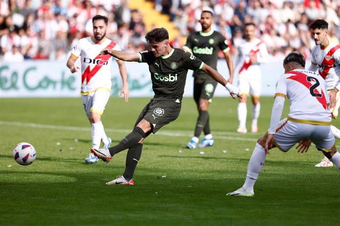 Archivo - Miguel Gutierrez, jugador del Girona, en el encuentro de Liga ante el Rayo Vallecano.