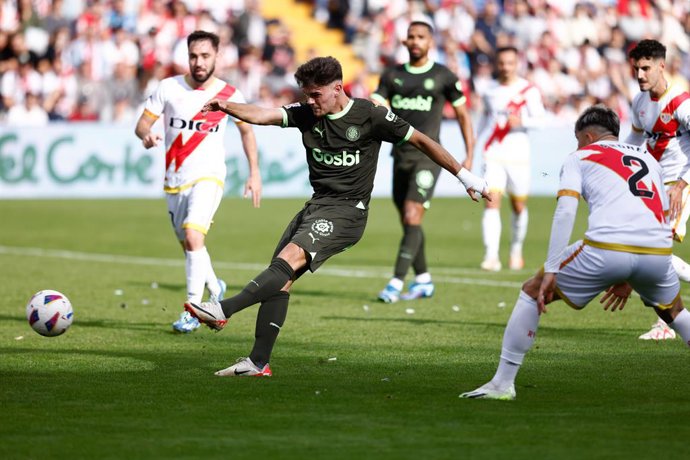 Archivo - Miguel Gutierrez of Girona FC in action during the spanish league, La Liga EA Sports, football match played between Rayo Vallecano and Girona FC at Estadio de Vallecas on November 11, 2023, in Madrid, Spain.
