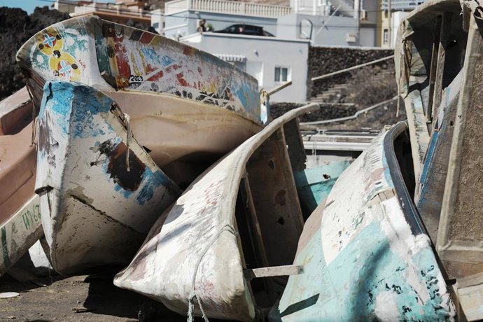Archivo - Varios cayucos encallados en los alrededores del Puerto de la Restinga