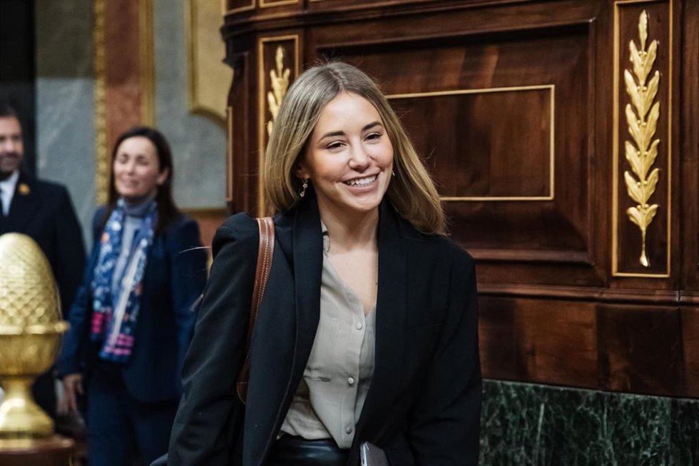 La nueva vicesecretaria de Movilización y Reto Digital del PP, Noelia Núñez, a su llegada a un pleno en el Congreso de los Diputados, a 19 de diciembre de 2023, en Madrid (España). El Pleno del Congreso tiene previsto debatir el próximo 9 de enero, en u