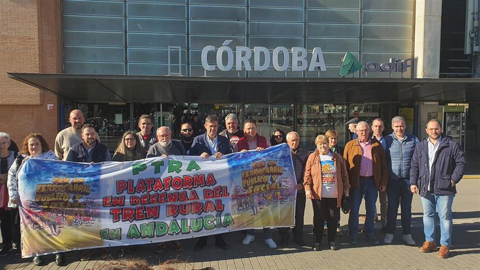 Archivo - Representantes de la Plataforma en Defensa del Tren Rural de Andalucía ante la estación de ferrocarril en Córdoba.