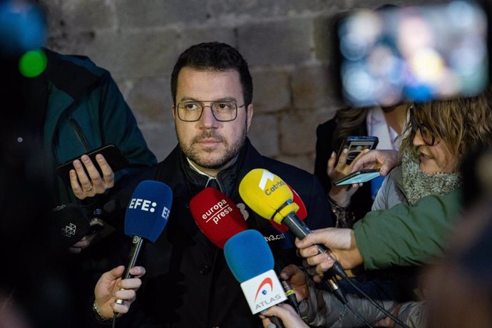 El presidente de la Generalitat, Pere Aragonès, atiende a los medios antes de presentar el indicador de Bienestar Subjetivo.