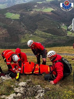 Los Servicios de Emergencias de Euskadi rescatan a un montañero accidentado en la zona del monte UdalaitzBI