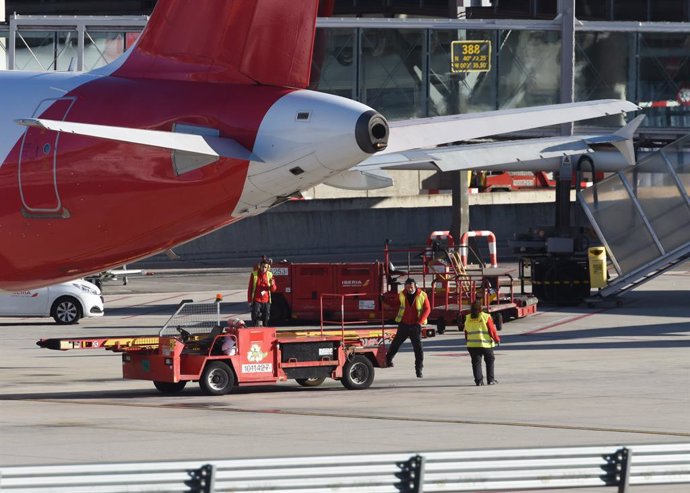 Trabajadores durante la huelga del handling de Iberia convocada por UGT y CCOO en el en el aeropuerto Adolfo Suárez Madrid-Barajas, a 7 de enero de 2024.