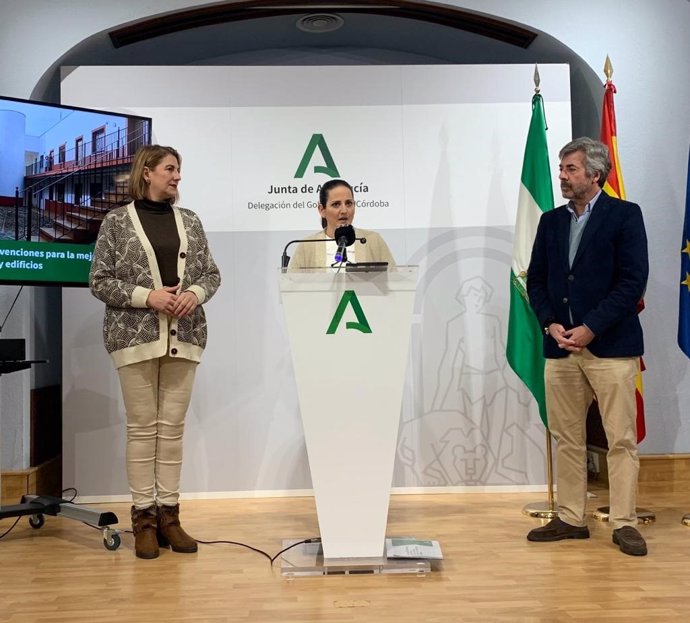La delegada de Fomento, Articulación del Territorio y Vivienda, Carmen Granados (centro), junto a Miguel Ángel Torrico y Eva Contador.