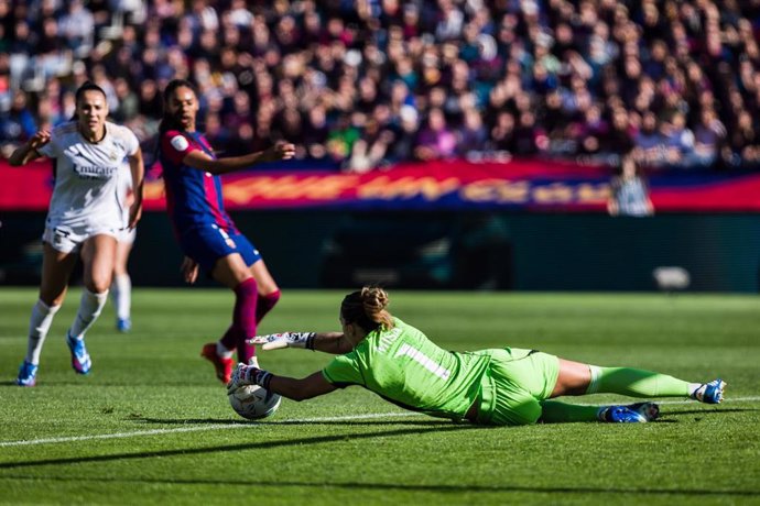 Archivo - Misa Rodriguez detiene un disparo de Salma Paralluelo en el FC Barcelona-Real Madrid de la Liga F 23-24