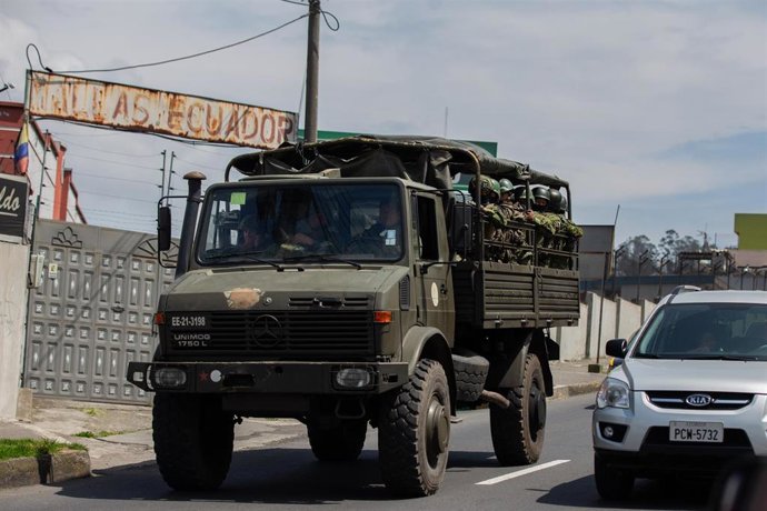 11 January 2024, Ecuador, Quito: Elite teams from the Ecuadorian armed forces carry out patrols and searches to combat crime in conflict-prone sectors of the city of Quito. They are looking for weapons, drugs and possible members of the "terrorists", as