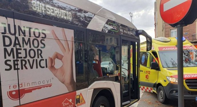 Autobús implicado en una colisión con un turismo que se ha saldado sin heridos.