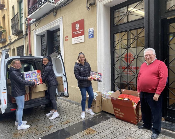 EL DUX LOGROÑO ENTREGA A CÁRITAS LA RIOJA UN CENTENAR DE JUGUETES RECOGIDOS EN UNA CAMPAÑA SOLIDARIA