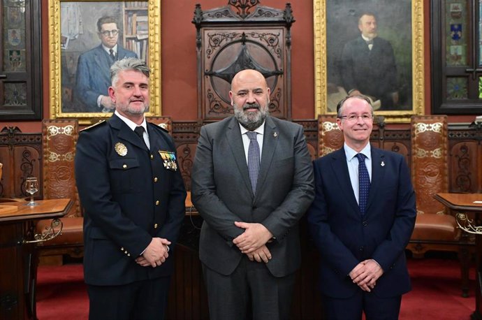 De izquierda a derecha, el nuevo jefe de la Policía Local de Palma, Guillem Mascaró, el alcalde de Palma, Jaime Martínez, y el regidor de Seguridad Ciudadana, Miquel Busquets.