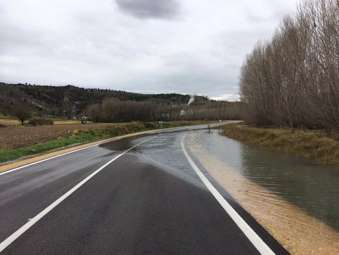 Balsa de agua desbordada en la carretera de Burgomillodo.