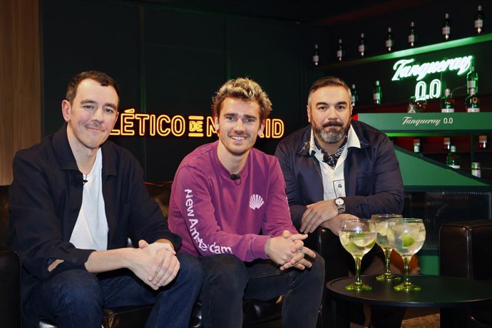 Antoine Griezmann y Pantomima Full brindan con Tanqueray 0.0% por su récord como máximo goleador histórico del Atlético de Madrid.