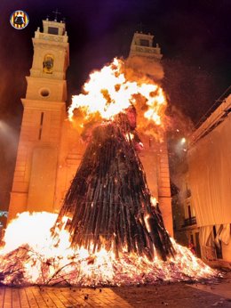 Arde la hoguera de Canals (Valencia), de más de 14 metros de altura, en honor a Sant Antoni Abat