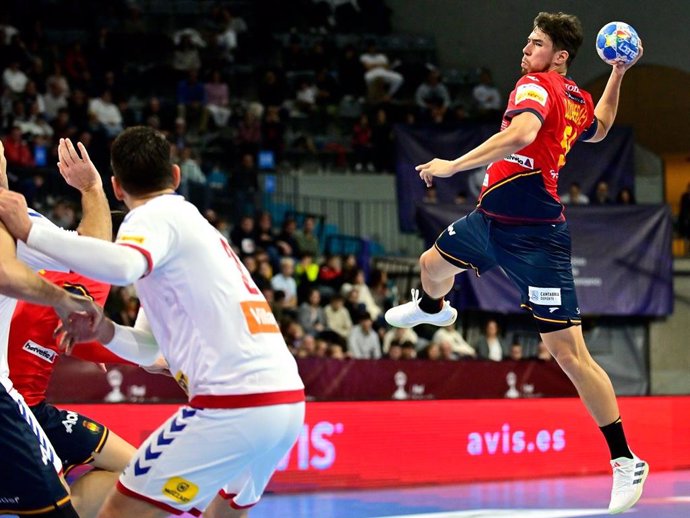 El jugador de la selección española masculina de balonmano Dani Dujshebaev en el España-Serbia del Torneo Internacional de España 2024