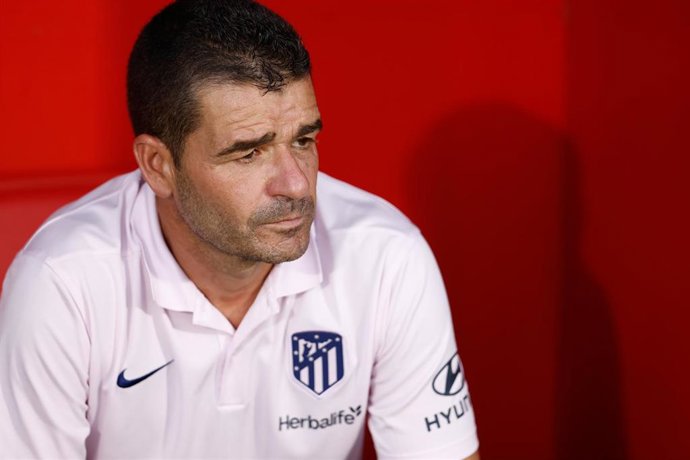 Archivo - Manolo Cano, head coach of Atletico de Madrid, looks on during the Womens Cup 2023 football match played between Atletico de Madrid and CA River Plate at Centro Deportivo Wanda Alcala de Henares on august 23, 2023, in Alcala de Henares, Madri