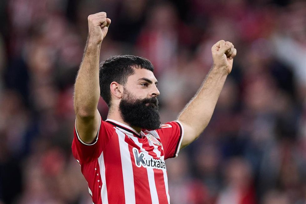 El delantero Asier Villalibre celebra uno de sus goles ante el Alavés en la Copa del Rey 23-24