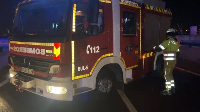 Un coche de Policía junto a la vivienda donde se ha producido el incendio en la calle Navalcarnero de Alcorcón, a 17 de enero de 2024, en Alcorcón, Madrid (España). 