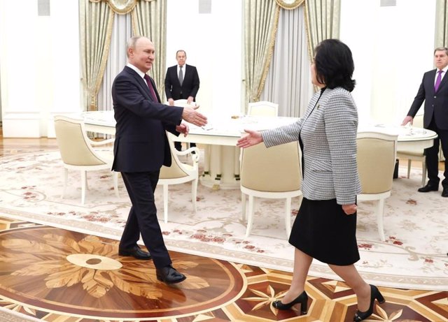 El presidente de Rusia, Vladimir Putin, y la ministra de Exteriores de Corea del Norte, Choe Son Hui