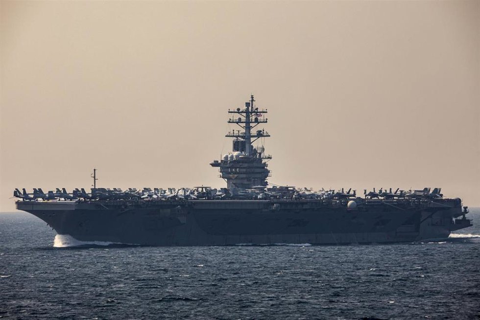 Archivo - El portaaviones USS Dwight D. Eisenhowerde la Armada de EEUU transita por el Estrecho de Ormuz en apoyo de la operación Guardián de la Prosperidad