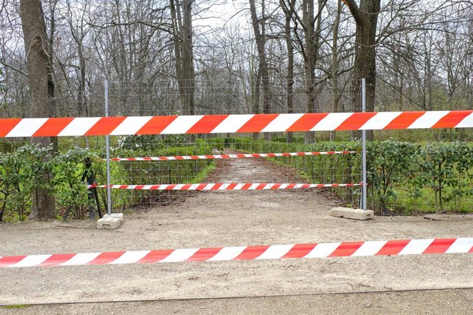Archivo - Una zona cerrada aún al público en el parque de El Retiro